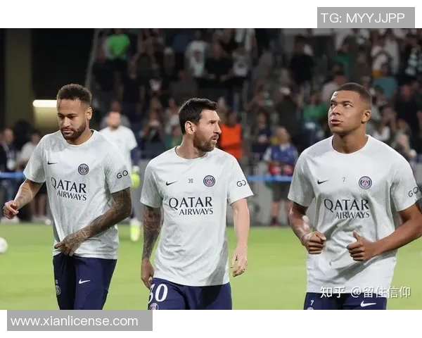 足球欧冠小组赛恢复，巴黎圣日耳曼击败曼联，梅西压哨绝杀！